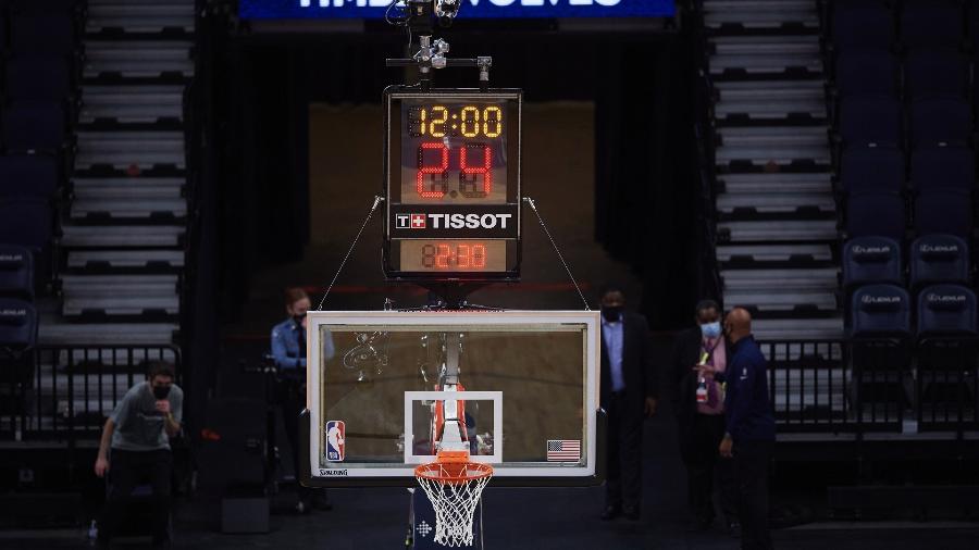 12.12.20 - A cesta e o relógio durante o jogo entre Minnesota Timberwolves e Memphis Grizzlies  - Hannah Foslien/Getty Images