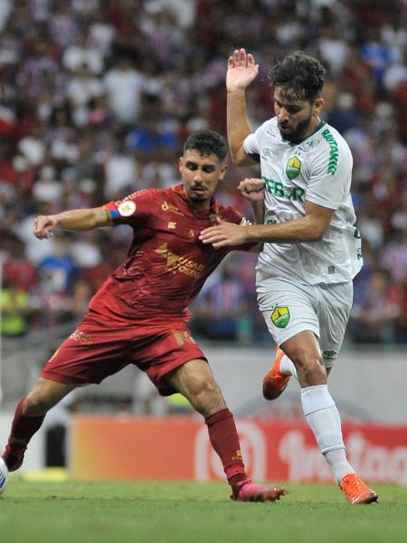 Daniel e Pepê disputam lance durante jogo entre Bahia e Cuiabá pelo Brasileirão - Jhony Pinho/AGIF