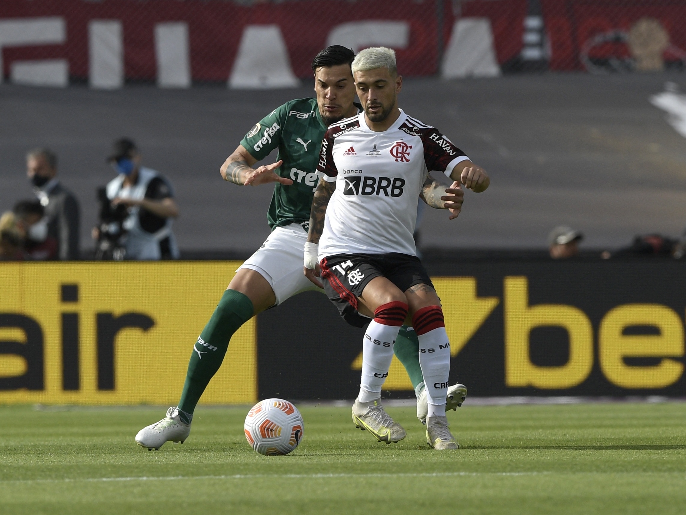 Em jogo acirrado, Flamengo e Vasco ficam no zero no Maracanã