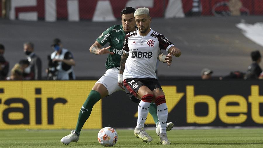 Arrascaeta e Gustavo Gómez em disputa durante a final da Libertadores entre Flamengo e Palmeiras, em Montevidéu - AFP