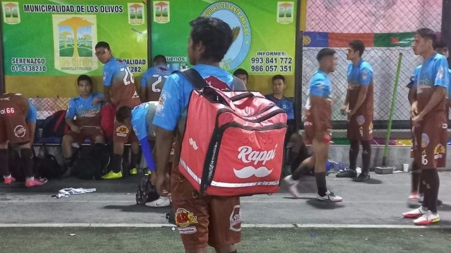 Gersy Arámbulo, jogador do Las Águilas de Santa Ana, do Peru, realiza entrega durante intervalo de jogo da Copa Peru - Reprodução/Twitter/@pedrichenko