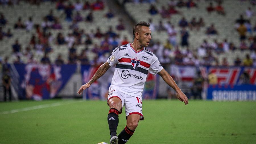 Rafinha com a camisa do São Paulo durante o duelo contra o Fortaleza, na Arena Castelão, pelo Brasileirão 2022 - Lucas Emanuel/AGIF