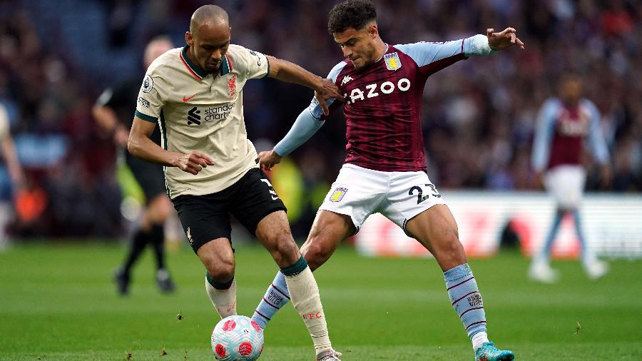 Fabinho, do Liverpool, e Coutinho, do Aston Villa, disputam bola em jogo pelo Campeonato Inglês - Nick Potts/PA Images via Getty Images