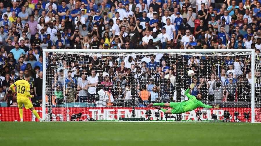 Alisson Becker salva a sétima cobrança de pênalti e coloca o Liverpool na vantagem da disputa da final da Copa da Inglaterra - Shaun Botterill/Getty Images