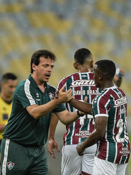 Jhon Arias, do Fluminense, comemora seu gol com Fernando Diniz em vitória sobre o Atlético-MG pelo Brasileirão - Thiago Ribeiro/AGIF