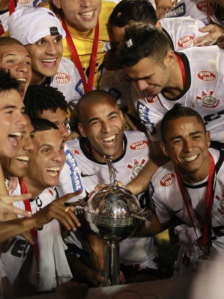 5/7/2012 - Jogadores do Corinthians comemoram título da Copa Libertadores de 2012. Ao centro, Emerson Sheik - Robson Ventura/Folhapress