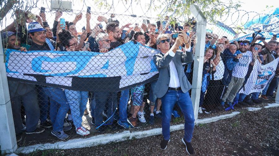 Renato Gaúcho tira selfie em retorno ao Grêmio  - Lucas Uebel/Grêmio