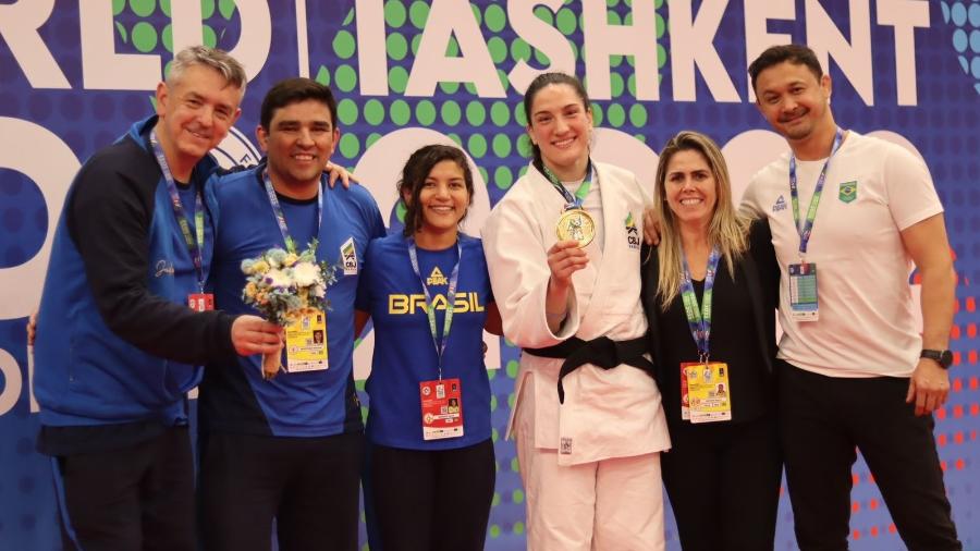 Mayra Aguiar com a equipe técnica da seleção brasileira de judô após conquistar seu terceiro título mundial - CBJ/Divulgação