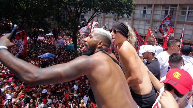 Rodinei and David Luiz take a selfie above Flamengo's electric trio in downtown Rio de Janeiro - Gilvan de Souza / Flamengo - Gilvan de Souza / Flamengo
