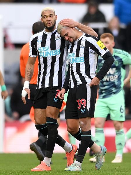 Bruno Guimarães deixa o campo chorando e consolado por Joelinton em jogo do Newcastle - Stu Forster/Getty Images