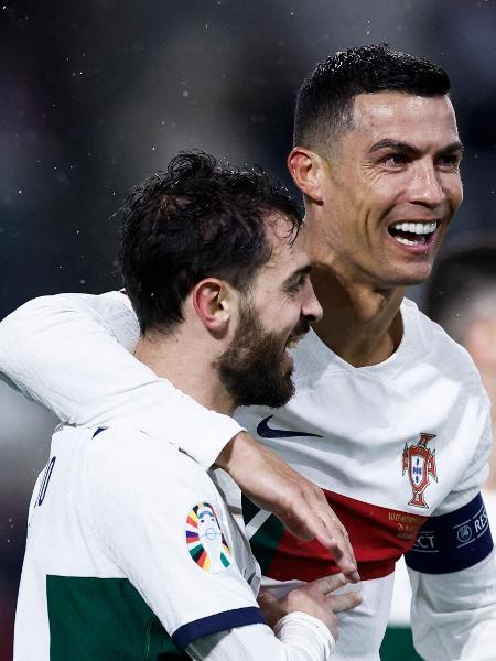 Cristiano Ronaldo e Bernardo Silva celebram gol de Portugal nas Eliminatórias para a Eurocopa 2024 - KENZO TRIBOUILLARD/AFP