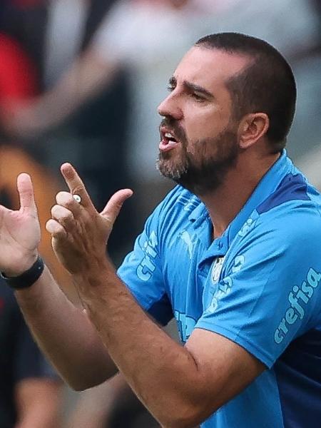 João Martins, auxiliar do Palmeiras, durante partida contra o Athletico-PR no Brasileirão - Cesar Greco/Palmeiras