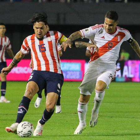 Gustavo Gomez, zagueiro do Palmeiras, enfrentou o atacante Paolo Guerrero no duelo entre Paraguai e Peru, pela 1ª rodada das Eliminatórias para a Copa-2026