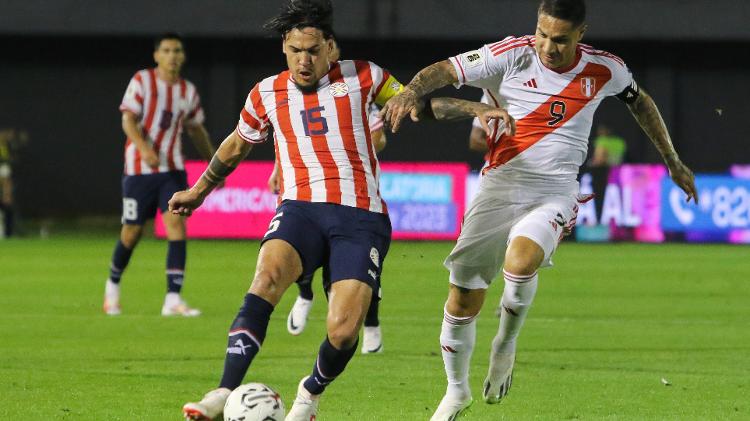 Gustavo Gomez, zagueiro do Palmeiras, enfrentou o atacante Paolo Guerrero no duelo entre Paraguai e Peru, pela 1ª rodada das Eliminatórias para a Copa-2026