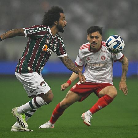 Marcelo e Maurício brigam pela bola em Fluminense x Inter, jogo da Libertadores