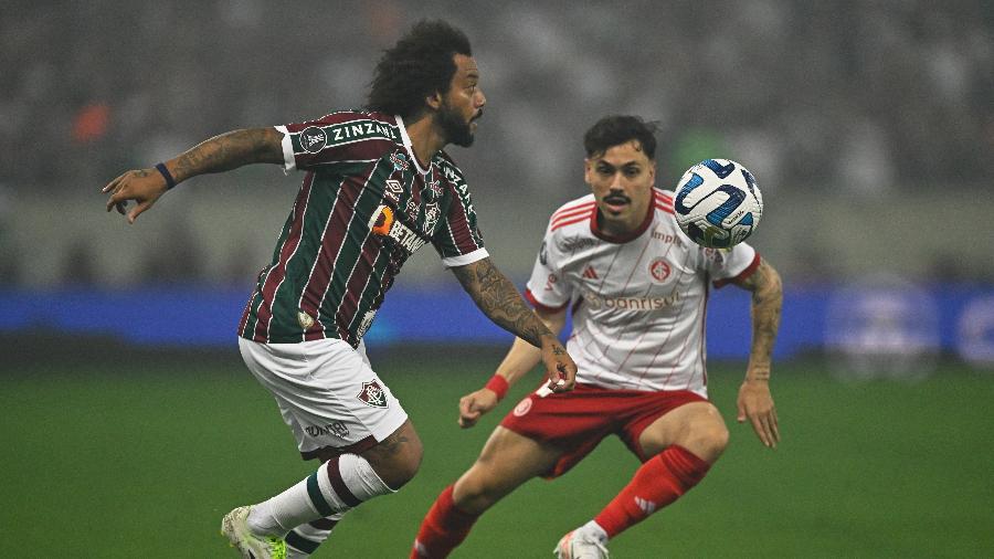Marcelo e Maurício brigam pela bola em Fluminense x Inter, jogo da Libertadores