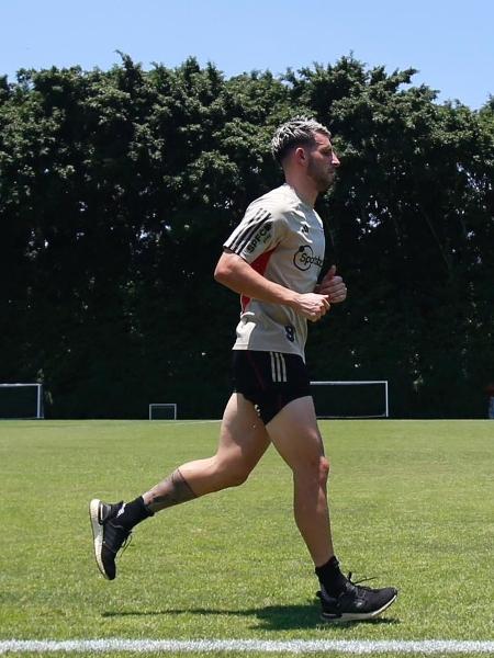 Calleri treinando pelo São Paulo no CT da Barra Funda