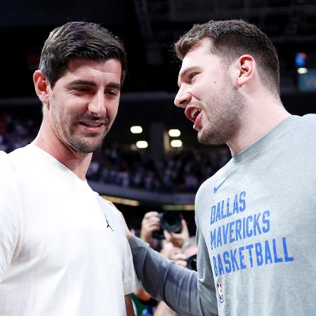 Luka Doncic conversa com Thibaut Courtois, goleiro do Real Madrid