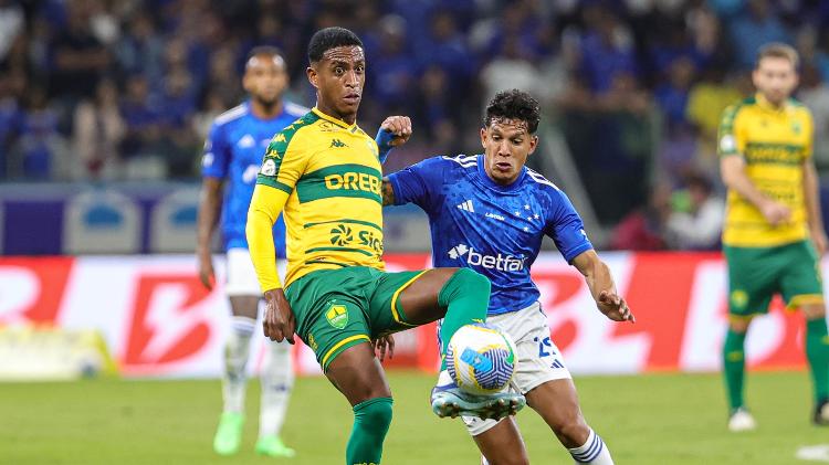 Lucas Romero, do Cruzeiro, tenta desarmar Max, do Cuiabá, durante jogo do Campeonato Brasileiro