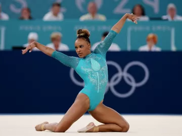 Rebeca destrona Biles, é ouro no solo e vira maior medalhista do Brasil