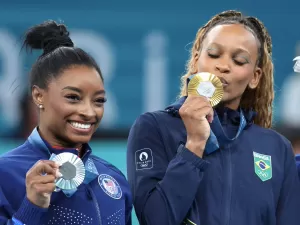 Simone Biles exalta Rebeca Andrade em documentário: 'Não é humana'