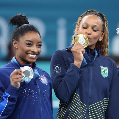 Rebeca Andrade e Simone Biles no pódio do solo na ginástica artística em Paris