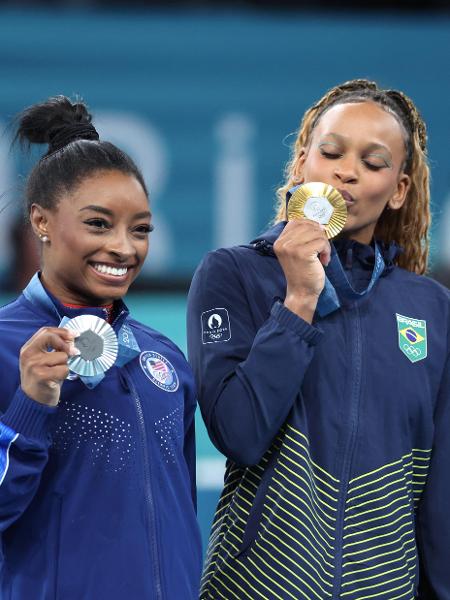 Rebeca Andrade e Simone Biles no pódio do solo na ginástica artística em Paris. Modalidade foi a preferida dos brasileiros, segundo pesquisa.