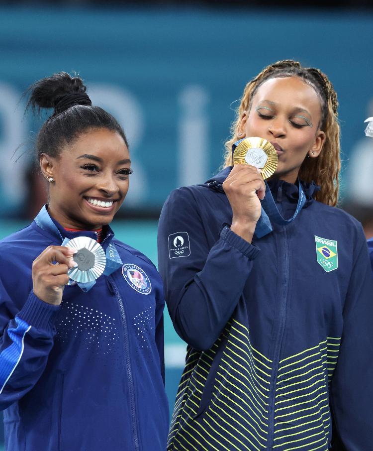 Rebeca Andrade e Simone Biles no pódio do solo na ginástica artística em Paris