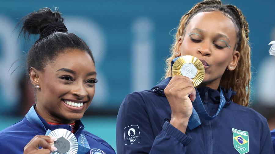 Rebeca Andrade e Simone Biles no pódio do solo na ginástica artística em Paris