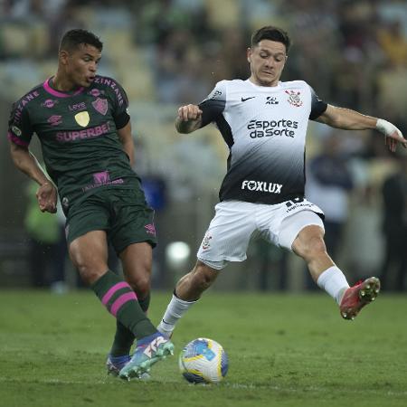 Thiago Silva e Garro disputam a bola em Fluminense x Corinthians, duelo do Campeonato Brasileiro