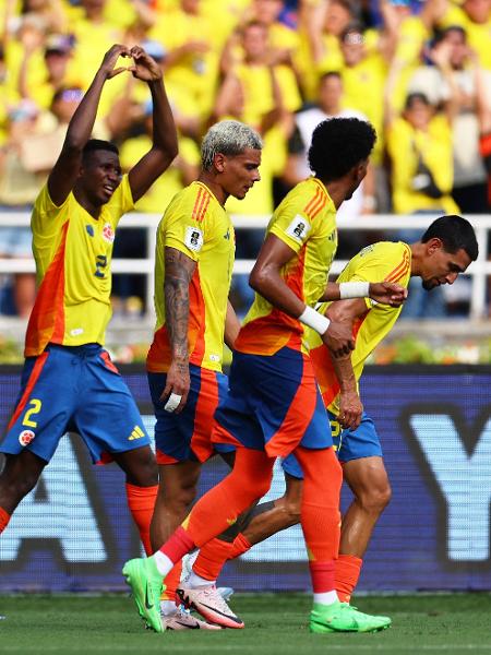 Mosquera comemora gol em Colômbia x Argentina, duelo das Eliminatórias