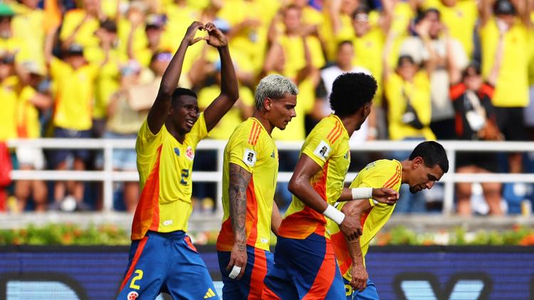 Mosquera comemora gol em Colômbia x Argentina, duelo das Eliminatórias