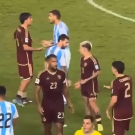 Messi e Soteldo se desentenderam durante jogo entre Venezuela e Argentina pelas Eliminatórias - Reprodução