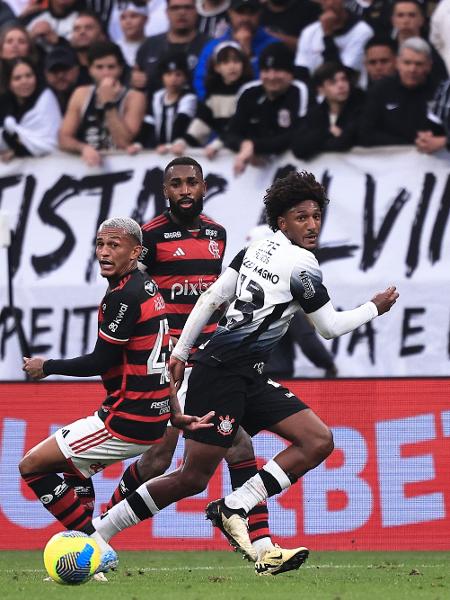 Talles Magno, atacante do Corinthians, disputa a bola com Wesley, do Flamengo