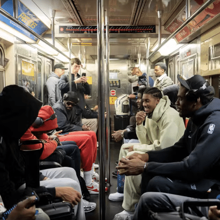 Jogadores do Detroit Pistons vão de metrô para o jogo contra o Brooklyn Nets