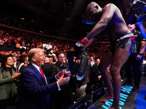 UFC: Jones agradece presença de Trump e faz dancinha do presidente; veja