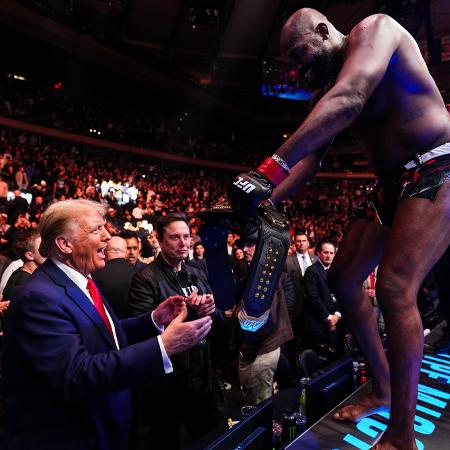 Jon Jones dá o cinturão dos peso-pesados a Donald Trump após vencer luta contra Stipe Miocic no UFC 309