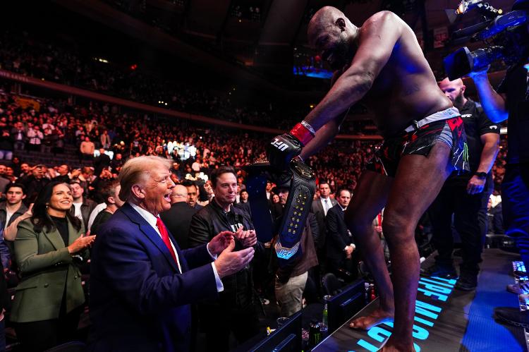 Jon Jones dá o cinturão dos peso-pesados a Donald Trump após vencer luta contra Stipe Miocic no UFC 309