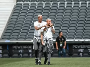 Deyverson faz carinho nas redes do Monumental antes de final pelo Atlético