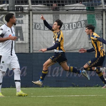 Romano Floriani Mussolini, do Juve Stabia, comemora seu gol contra o Cesena, pela Série B italiana