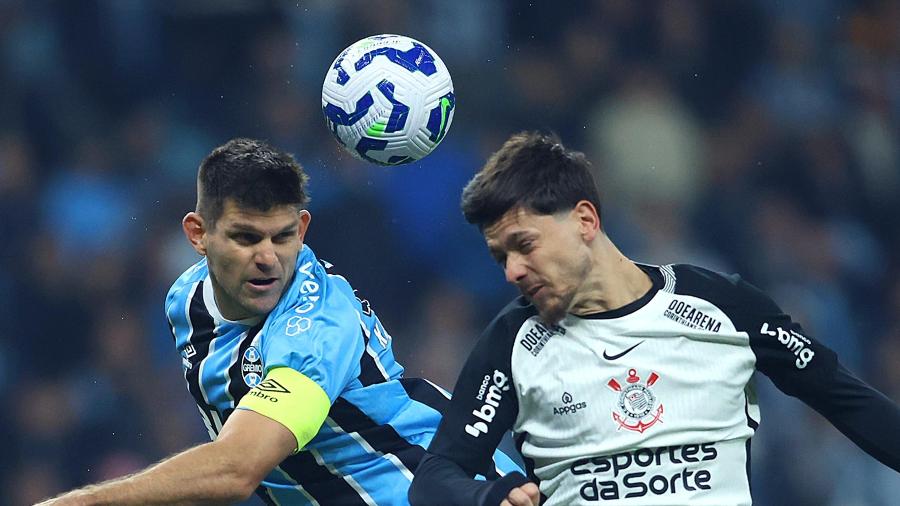Kanemann e Garro brigam pela bola em Grêmio x Corinthians, partida do Brasileirão Kanemann e Garro brigam pela bola em Grêmio x Corinthians, partida do Brasileirão