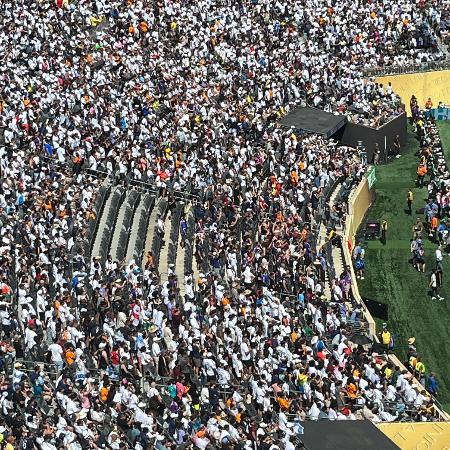 Setor dos ultras do PSG ficou isolado e tinha um buraco já que a maioria entrou somente aos 35 minutos do primeiro tempo