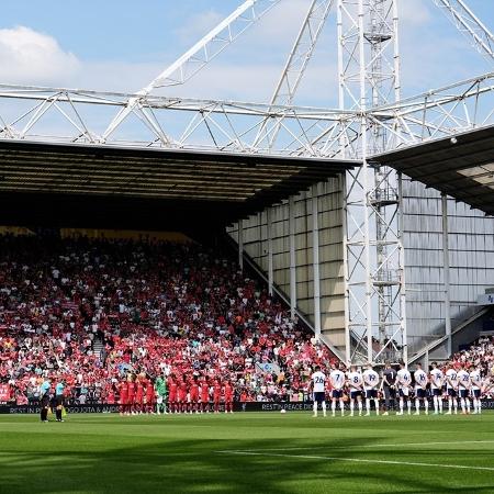 Jogadores de Liverpool e Preston prestam homenagem a Diogo Jota Jogadores de Liverpool e Preston prestam homenagem a Diogo Jota
