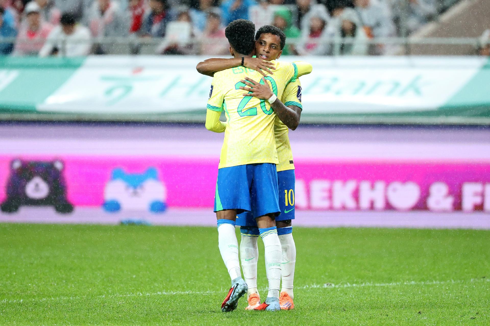 Estevão e Rodrygo (Foto: Chung Sung-Jun/Getty Images)