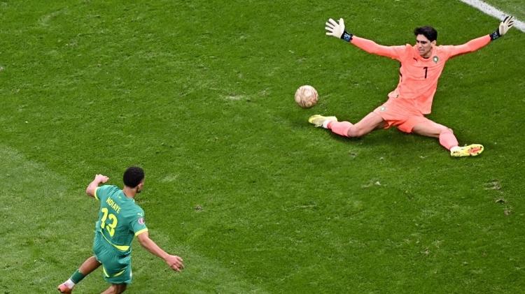 Bono, goleiro de Marrocos, fez um milagre cara a cara contra Ndiaye, do Senegal, na final da Copa Africana de Nações Bono, goleiro de Marrocos, fez um milagre cara a cara contra Ndiaye, do Senegal, na final da Copa Africana de Nações
