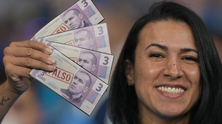 torcedora-do-cruzeiro-mostra-notas-falsas-com-a-cara-de-leonardo-jardim-agora-no-flamengo-1786586783105_v2_750x421 Cruzeiro e Flamengo deixam tudo aberto nas oitavas da Libertadores com empate no Mineirão