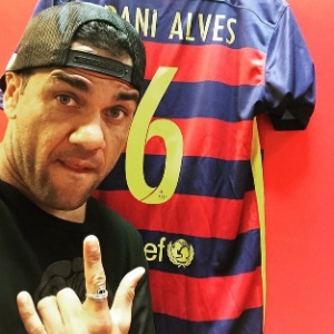 Daniel Alves exibe uniforme que utilizará no Barcelona - Reprodução/Instagram