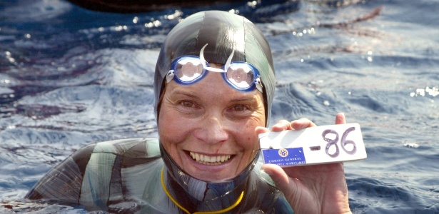 Natalia Molchanova segura placar de 86m após vencer o Campeonato Mundial de mergulho em profundidade em 2005 - JACQUES MUNCH / AFP