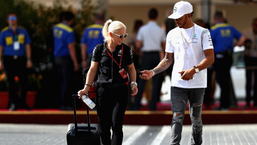 Lewis Hamilton e a fisioterapeuta Angela Cullen caminham no paddock da F1 - Clive Mason/Getty Images