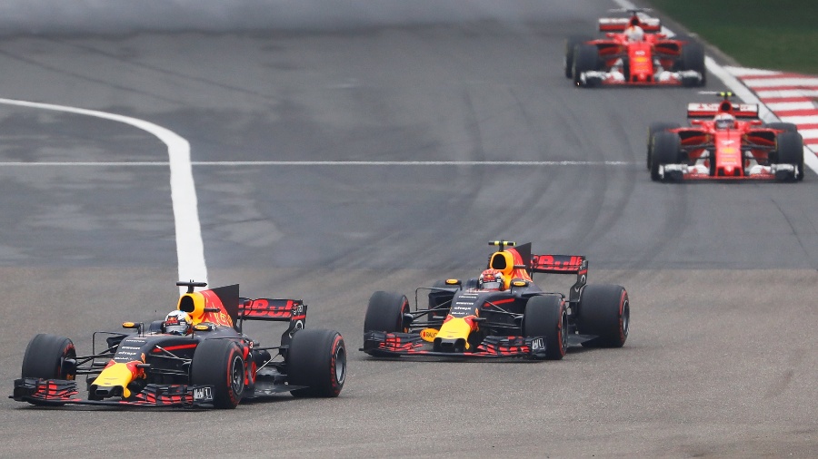 Verstappen chega para ultrapassar Daniel Ricciardo, no GP da China - REUTERS/Aly Song 
